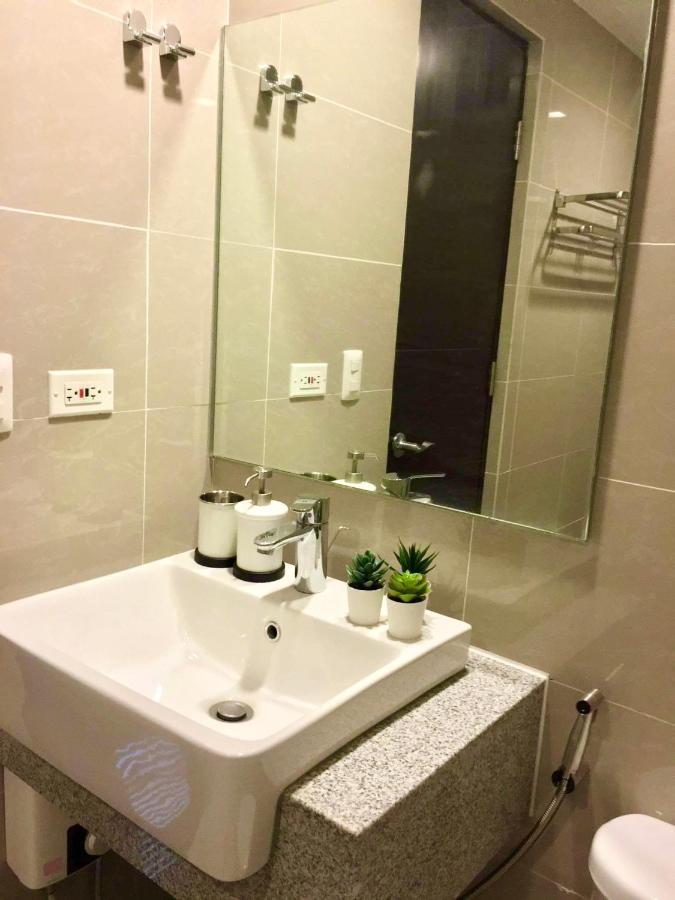 Daniella'S Modern & Cozy Suite In Uptown Bgc Манила Экстерьер фото