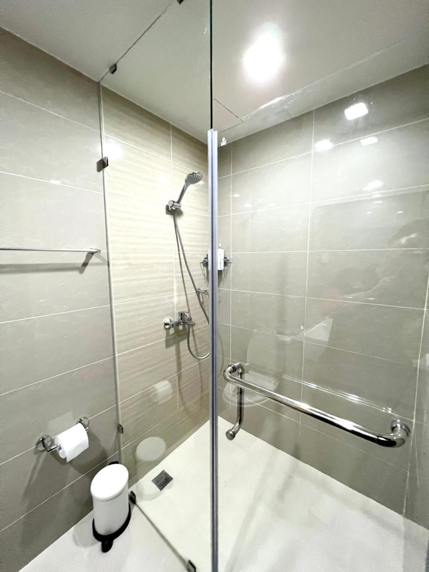 Daniella'S Modern & Cozy Suite In Uptown Bgc Манила Экстерьер фото